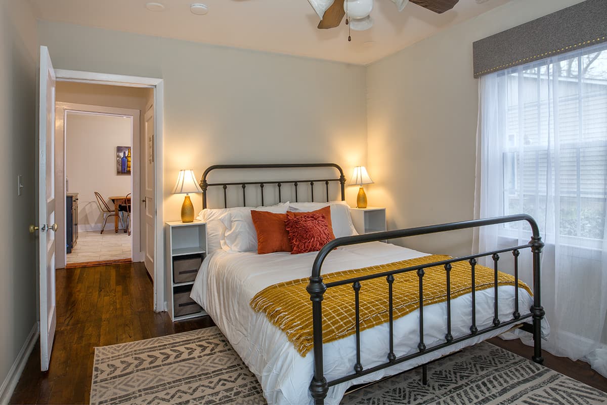A restful bedroom at Kingfisher BNB